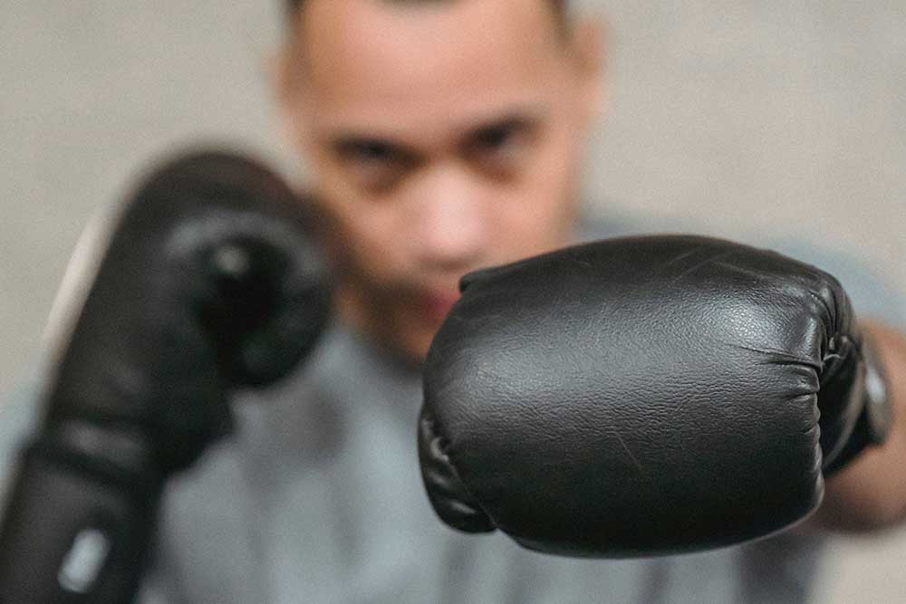 Gants de boxe noir portées par un boxeur
